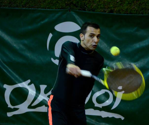 Martín Bossi jugó al tenis en el Córdoba Lawn
