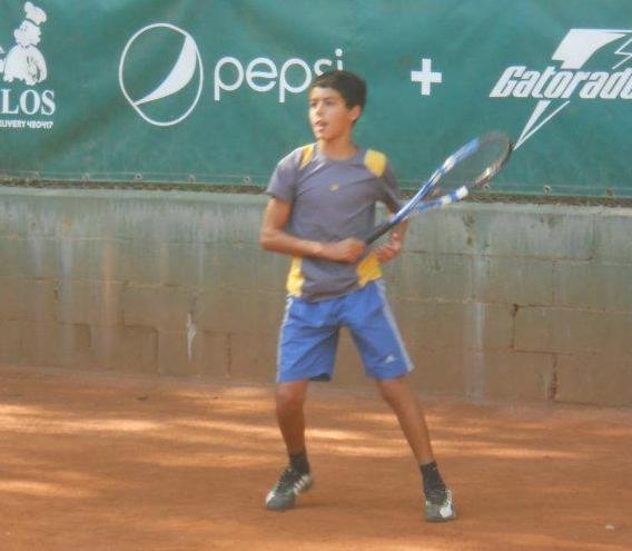 Con 12 años juega en Sub 16: Matías Villarruel, con talento de número uno