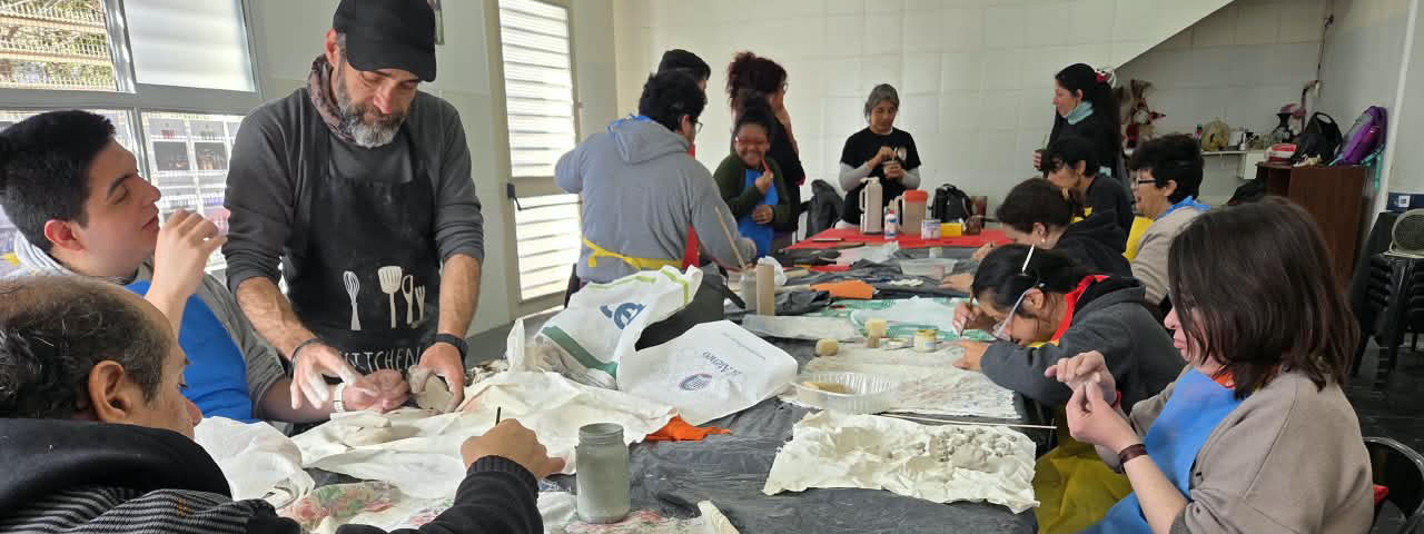 PROGRAMA CREANDO LAZOS: “Más allá de la cerámica, lo importante es el espacio, el momento, el grupo” (Javier Montiel, Taller de Cerámica)