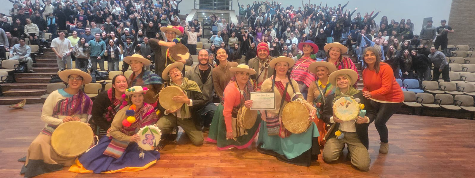 SEMBRANDO CULTURA: El ballet Cielo y Tradición dio una cátedra de cultura jujeña en la Universidad Nacional de Córdoba