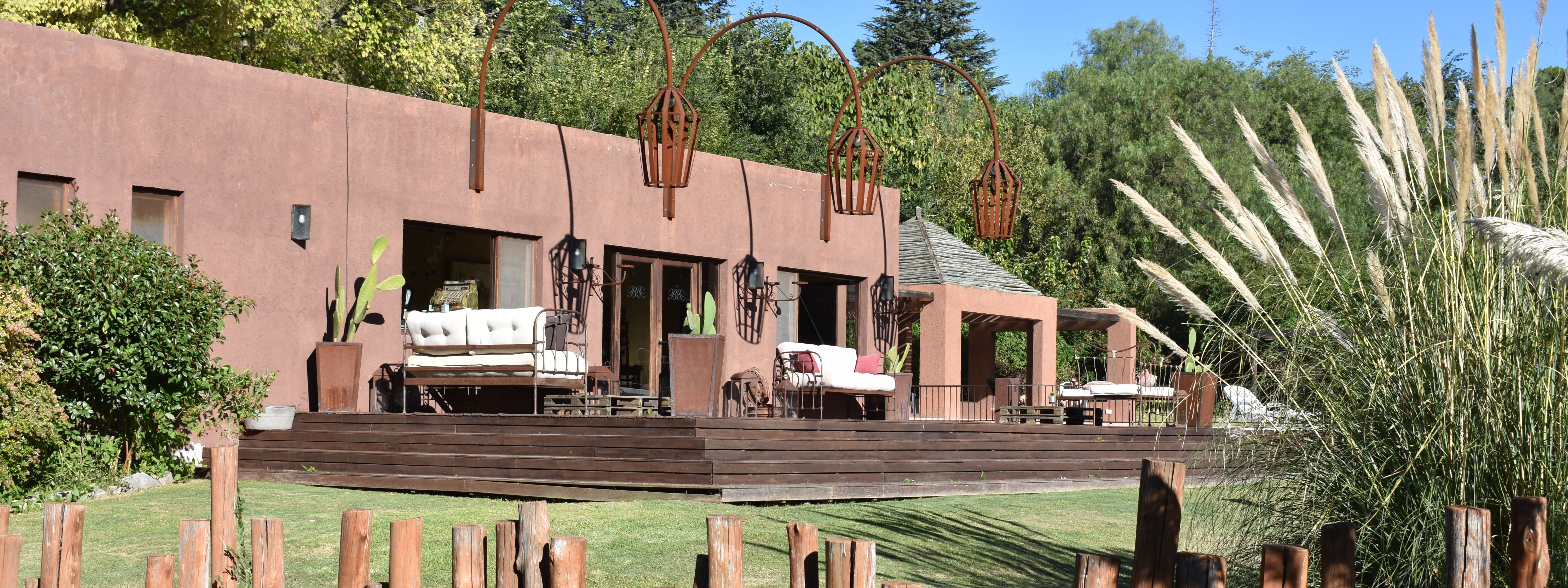 VIAJES Y PLACERES en La Cumbre: Villa Benitz, la serena armonía entre la naturaleza y el buen gusto