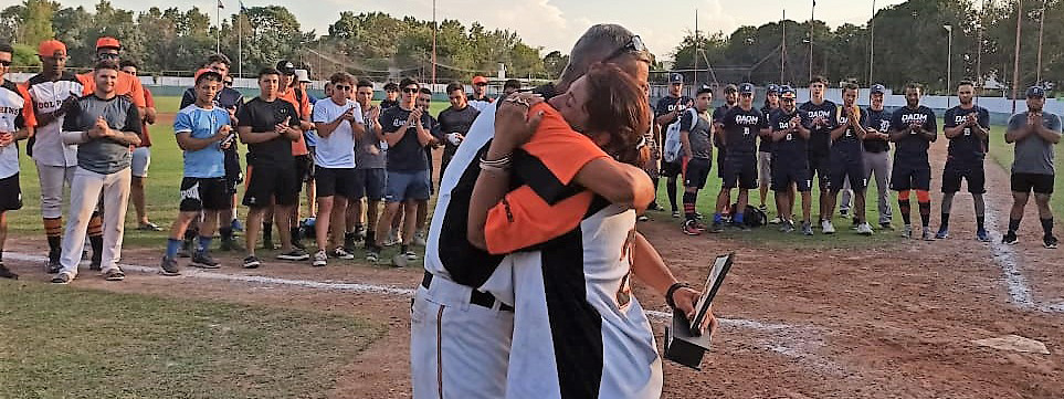 COPA GONZALO VIVAS: Dolphins Blanco aplastÃ³ a DAOM y sumÃ³ otra copa nacional para sus vitrinas