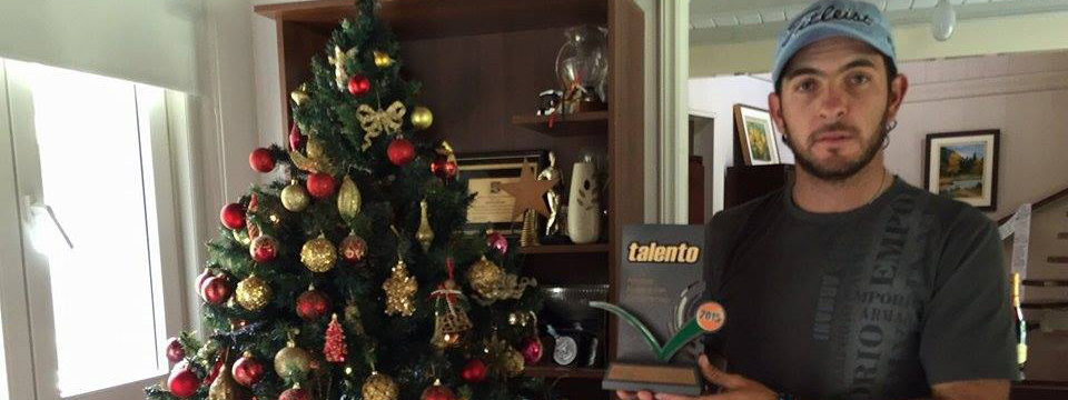 GOLF: Simaski celebrÃ³ con amigos y levantÃ³ el Premio TALENTO 2015