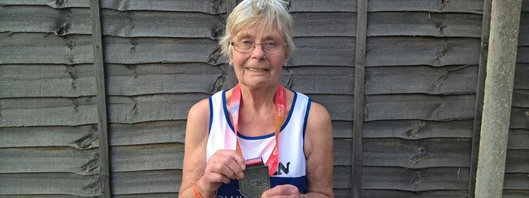 MARATÃ“N: Eileen Noble, la mujer de mayor edad en recorrer los 42k